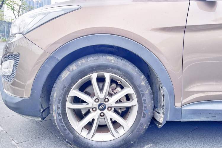 Used Hyundai Santa Fe 2013 Revised Version 2.4L Automatic All-Wheel Drive Luxury Trim Exterior 6