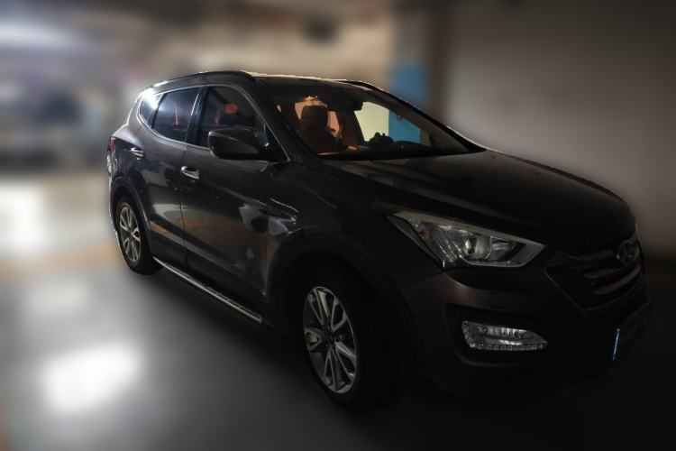 Used Hyundai Santa Fe 2013 2.0T Automatic All-Wheel Drive Top Trim Front Right 45 Deg