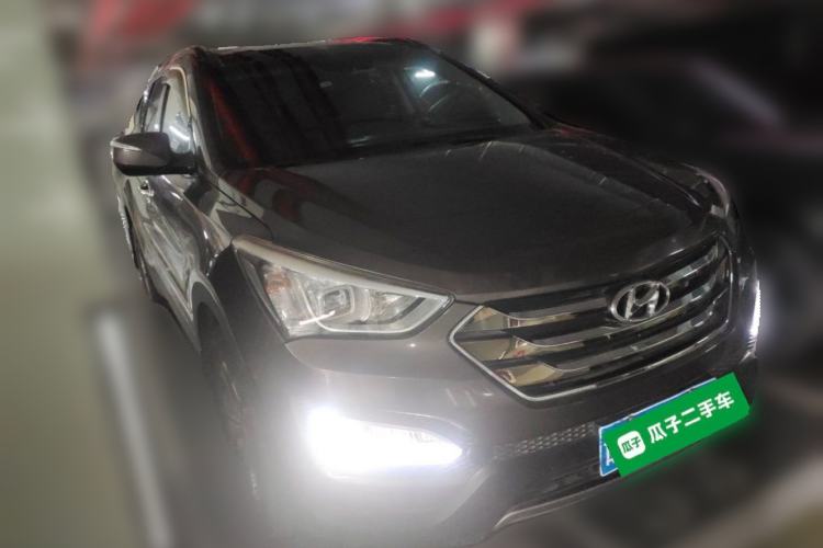 Used Hyundai Santa Fe 2013 2.4L Automatic Two-Wheel Drive Smart Version Front Right 45 Deg