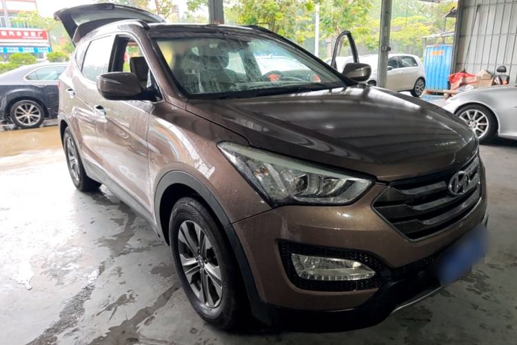 Used Hyundai Santa Fe 2013 2.4L Automatic Two-Wheel Drive Smart Version Front Right 45 Deg