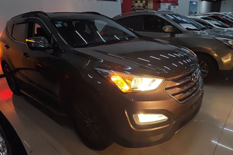 Used Hyundai Santa Fe 2013 2.4L Automatic 4x4 Comfort Edition Front Right 45 Deg