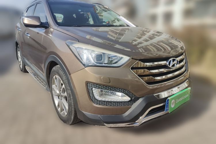 Used Hyundai Santa Fe 2013 Revised Version 2.4L Automatic All-Wheel Drive Luxury Trim Front Right 45 Deg