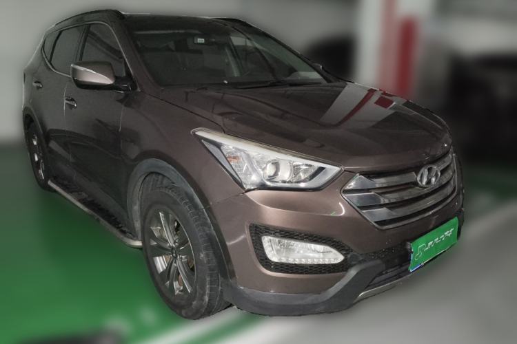 Used Hyundai Santa Fe 2013 2.4L Automatic Two-Wheel Drive Smart Version Front Right 45 Deg