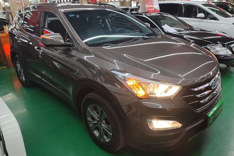 Used Hyundai Santa Fe 2013 Revised Version 2.4L Automatic All-Wheel Drive Smart Type Front Right 45 Deg