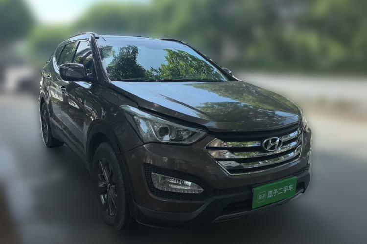 Used Hyundai Santa Fe 2013 2.4L Automatic Two-Wheel Drive Smart Version Front Right 45 Deg