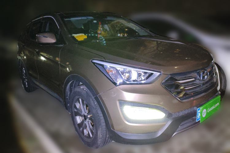 Used Hyundai Santa Fe 2013 2.4L Automatic Two-Wheel Drive Smart Version Front Right 45 Deg