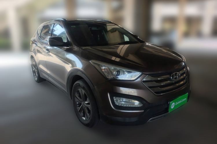 Used Hyundai Santa Fe 2013 2.4L Automatic Two-Wheel Drive Smart Version Front Right 45 Deg