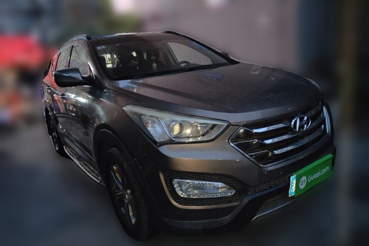 Used Hyundai Santa Fe 2013 2.4L Automatic Two-Wheel Drive Smart Version Front Right 45 Deg