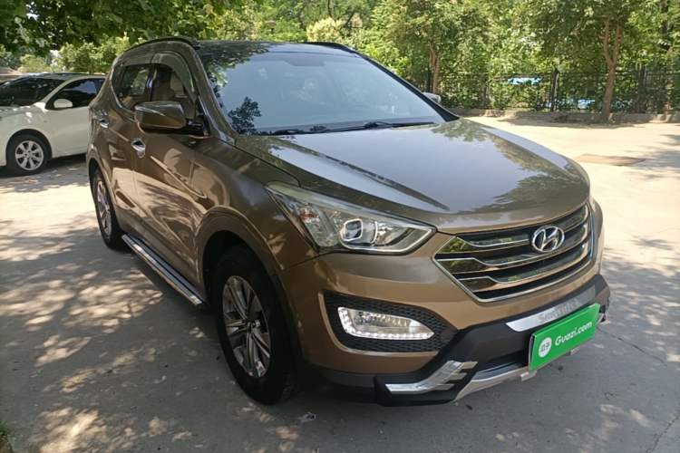 Used Hyundai Santa Fe 2013 2.4L Automatic Two-Wheel Drive Smart Version Front Right 45 Deg