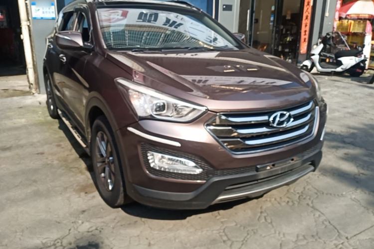 Used Hyundai Santa Fe 2013 2.4L Automatic Two-Wheel Drive Smart Version Front Right 45 Deg