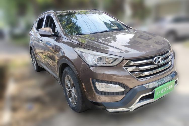 Used Hyundai Santa Fe 2013 2.4L Automatic Two-Wheel Drive Smart Version Front Right 45 Deg