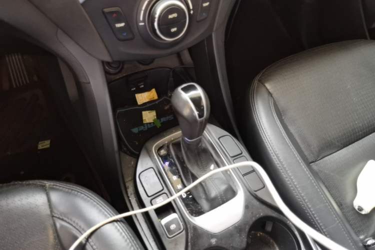 Used Hyundai Santa Fe 2013 2.4L Automatic Two-Wheel Drive Smart Version Gear Lever