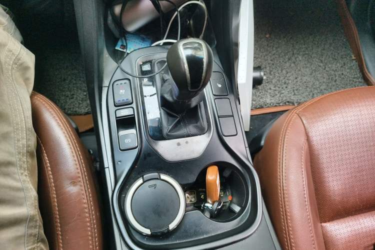 Used Hyundai Santa Fe 2013 Revised Version 2.4L Automatic All-Wheel Drive Luxury Trim Gear Lever