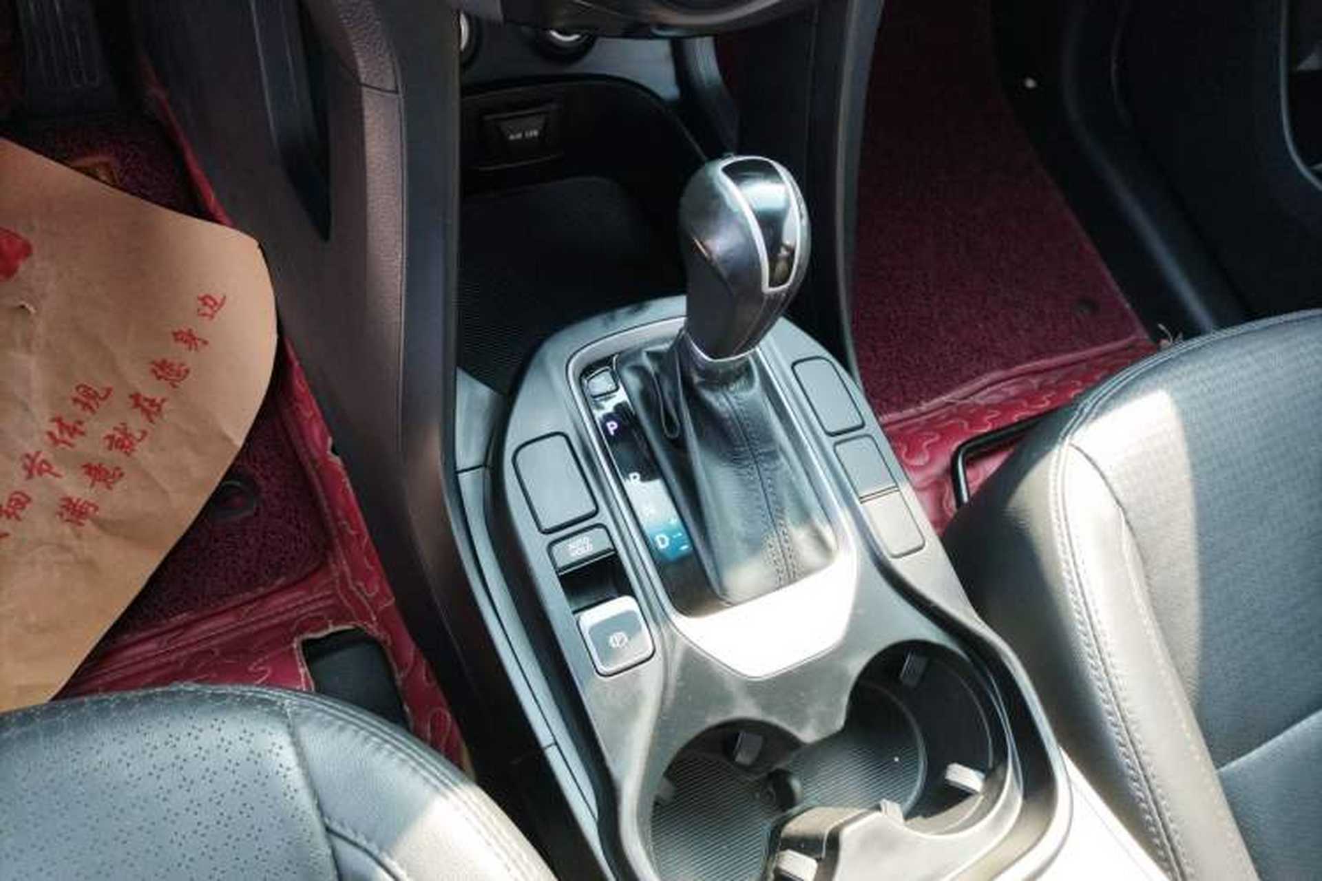 Used Hyundai Santa Fe 2013 2.4L Automatic Two-Wheel Drive Smart Version Gear Lever