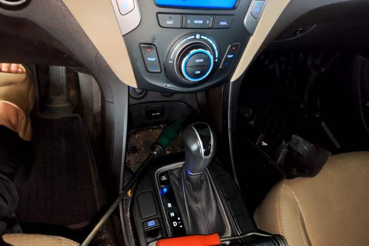 Used Hyundai Santa Fe 2013 2.4L Automatic Two-Wheel Drive Smart Version Gear Lever