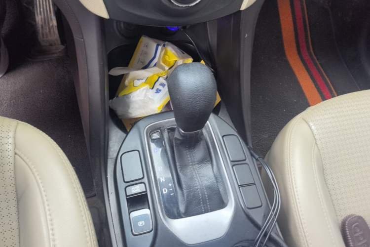 Used Hyundai Santa Fe 2013 2.4L Automatic 4x4 Smart Version Gear Lever