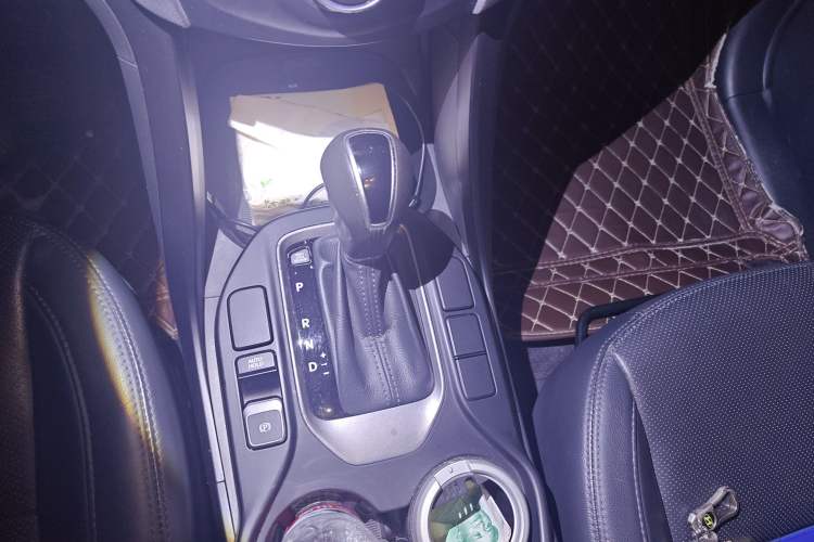 Used Hyundai Santa Fe 2013 2.4L Automatic 4x4 Prestige Edition Gear Lever