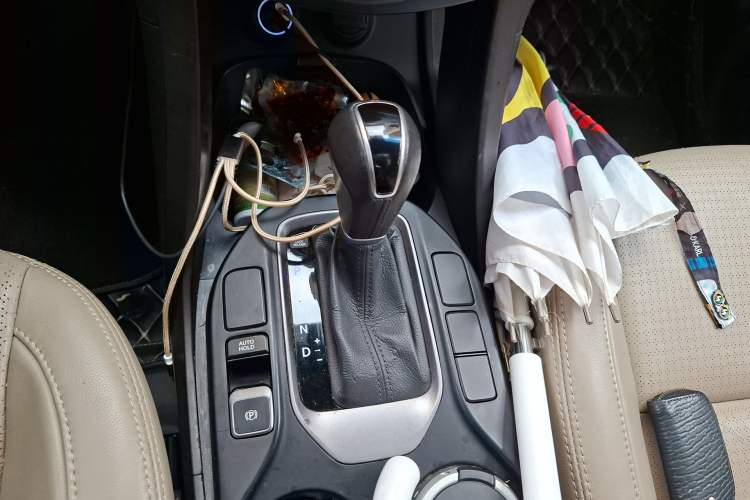 Used Hyundai Santa Fe 2013 2.4L Automatic Two-Wheel Drive Smart Version Gear Lever