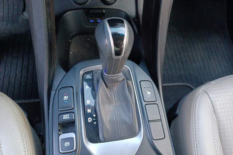 Used Hyundai Santa Fe 2013 2.4L Automatic 4x4 Prestige Edition Gear Lever