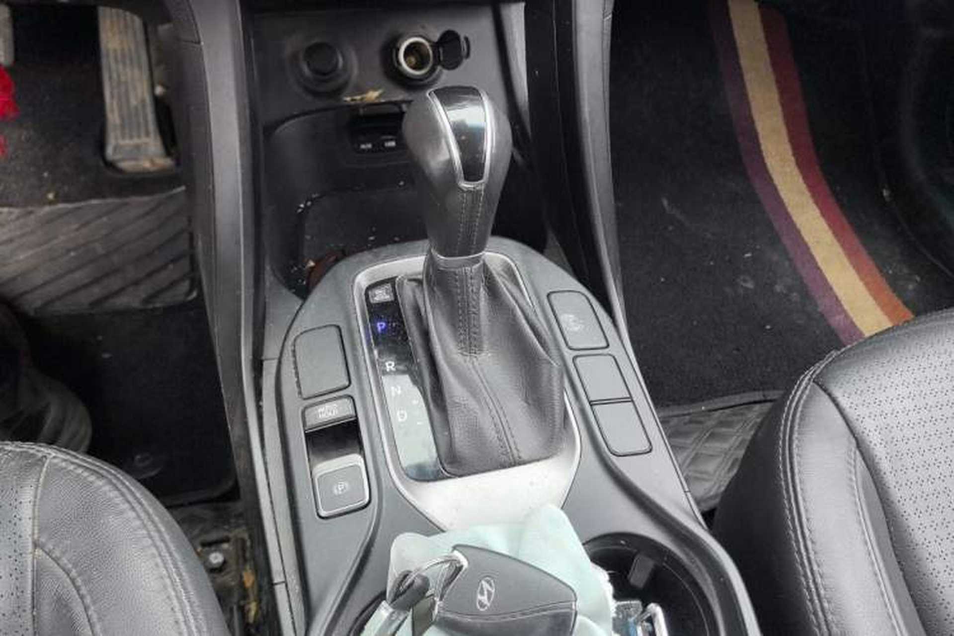 Used Hyundai Santa Fe 2013 2.4L Automatic Two-Wheel Drive Smart Version Gear Lever