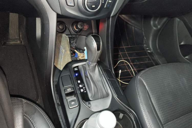 Used Hyundai Santa Fe 2013 2.4L Automatic Two-Wheel Drive Smart Version Gear Lever