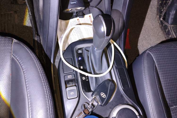 Used Hyundai Santa Fe 2013 2.4L Automatic Two-Wheel Drive Smart Version Gear Lever
