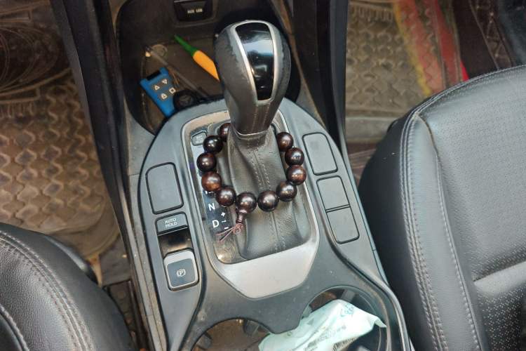 Used Hyundai Santa Fe 2013 2.4L Automatic Two-Wheel Drive Smart Version Gear Lever