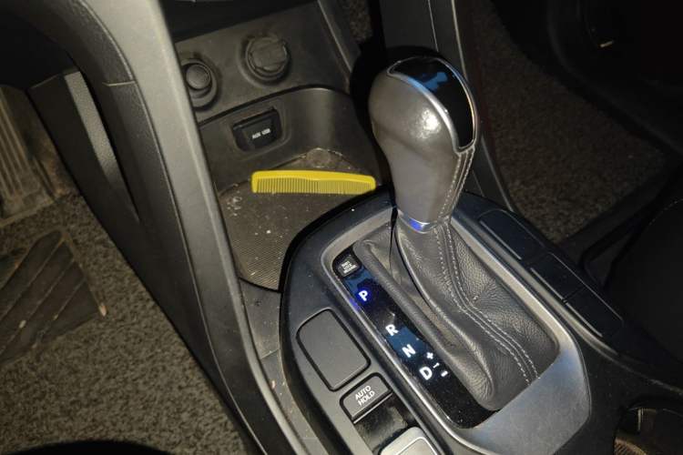 Used Hyundai Santa Fe 2013 2.4L Automatic Two-Wheel Drive Smart Version Gear Lever