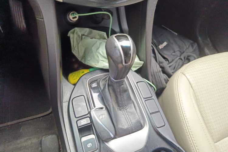 Used Hyundai Santa Fe 2013 2.4L Automatic Two-Wheel Drive Smart Version Gear Lever