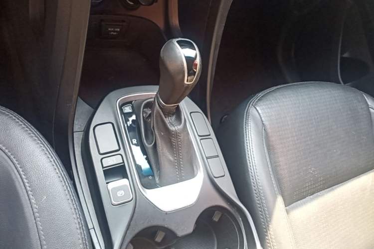 Used Hyundai Santa Fe 2013 2.4L Automatic Two-Wheel Drive Smart Version Gear Lever