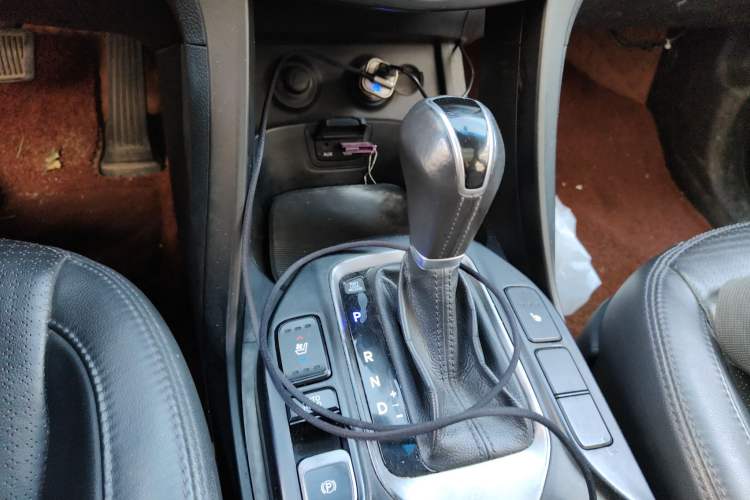 Used Hyundai Santa Fe 2013 2.4L Automatic 4x4 Prestige Edition Gear Lever