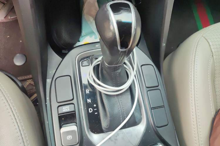 Used Hyundai Santa Fe 2013 2.4L Automatic Two-Wheel Drive Smart Version Gear Lever