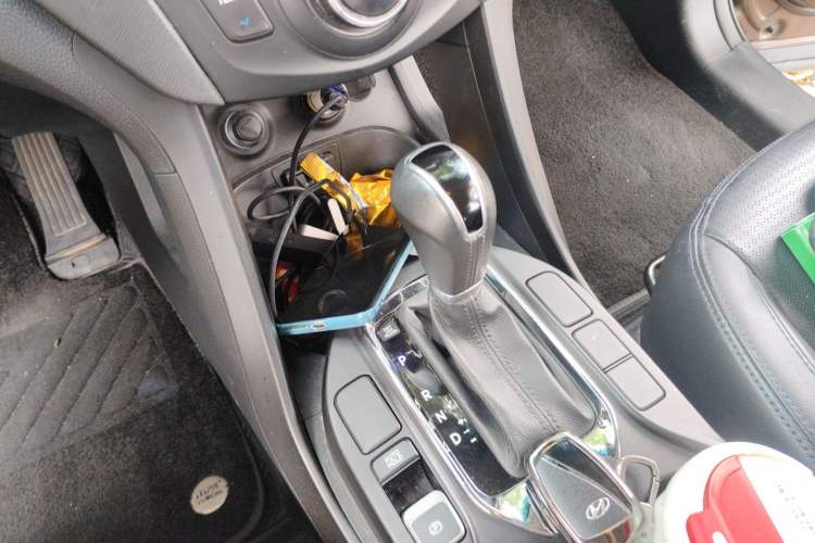 Used Hyundai Santa Fe 2013 2.4L Automatic Two-Wheel Drive Smart Version Gear Lever