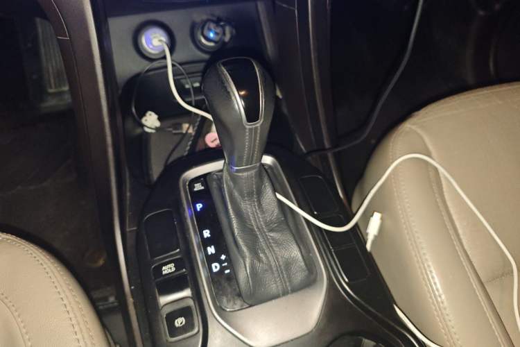 Used Hyundai Santa Fe 2013 2.4L Automatic 4x4 Smart Version Gear Lever