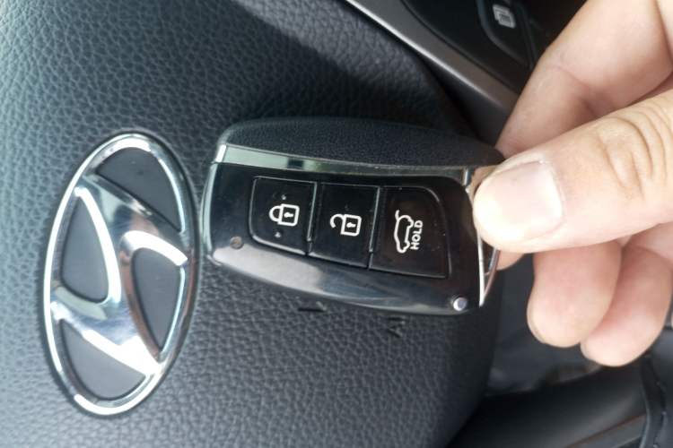 Used Hyundai Santa Fe 2013 Revised Version 2.4L Automatic All-Wheel Drive Smart Type Interior 1
