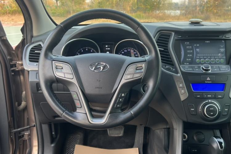 Used Hyundai Santa Fe 2013 2.4L Automatic Two-Wheel Drive Smart Version Interior 1