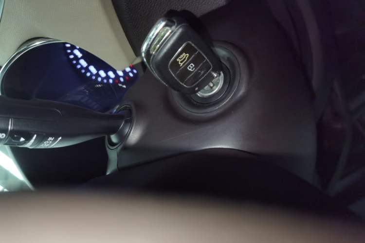 Used Hyundai Santa Fe 2013 2.0T Automatic Two-Wheel Drive Fashion Edition Interior 1