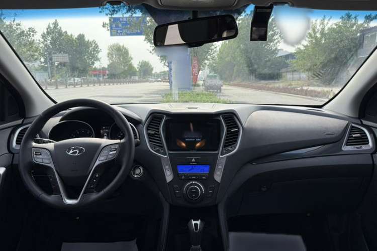 Used Hyundai Santa Fe 2013 2.4L Automatic Two-Wheel Drive Smart Version Interior 1
