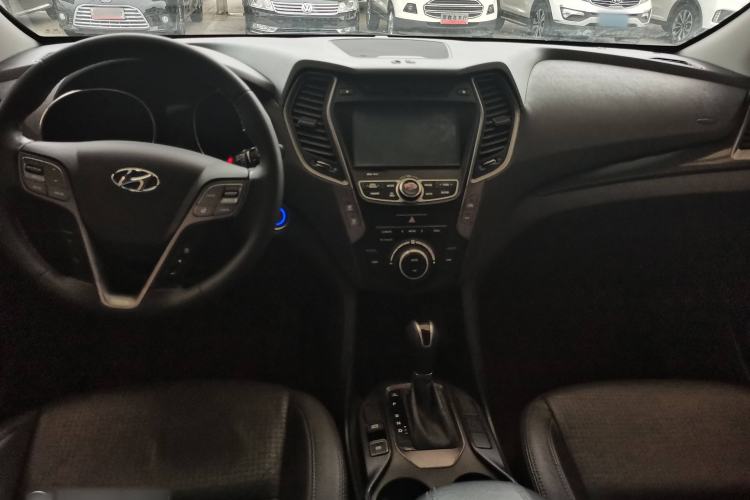 Used Hyundai Santa Fe 2013 Revised Version 2.4L Automatic All-Wheel Drive Smart Type Interior 1