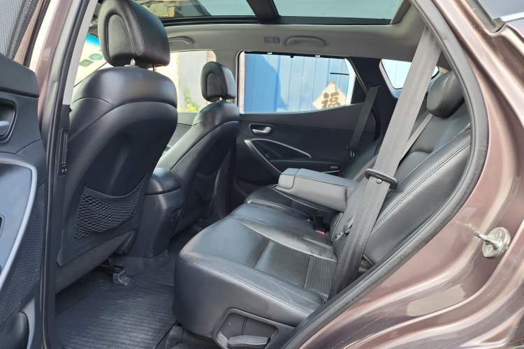 Used Hyundai Santa Fe 2013 2.4L Automatic Two-Wheel Drive Smart Version Interior 1