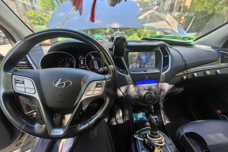 Used Hyundai Santa Fe 2013 2.4L Automatic Two-Wheel Drive Smart Version Interior 2