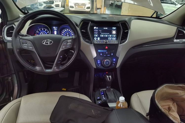 Used Hyundai Santa Fe 2013 2.0T Automatic Two-Wheel Drive Fashion Edition Interior 2