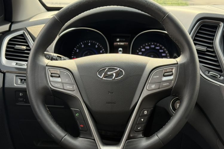 Used Hyundai Santa Fe 2013 2.4L Automatic Two-Wheel Drive Smart Version Interior 2