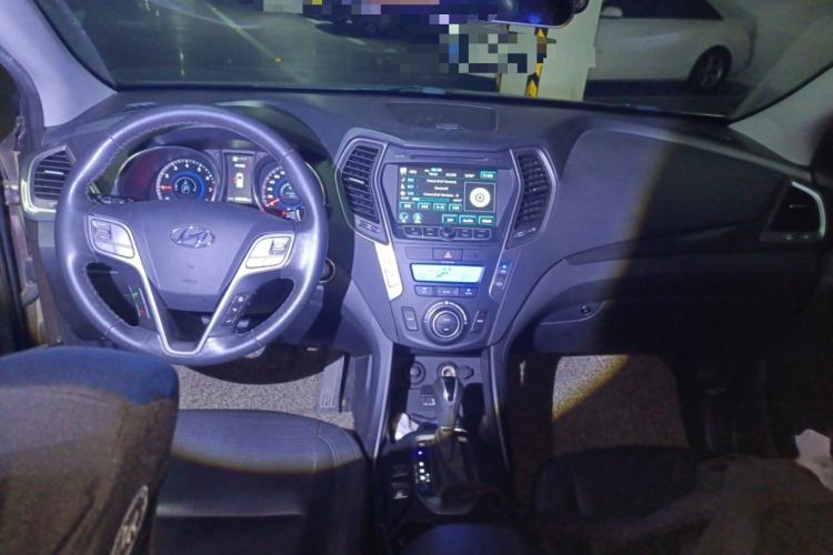 Used Hyundai Santa Fe 2013 2.4L Automatic Two-Wheel Drive Smart Version Interior 2