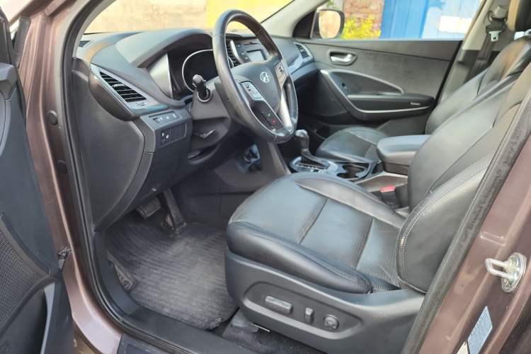 Used Hyundai Santa Fe 2013 2.4L Automatic Two-Wheel Drive Smart Version Interior 2