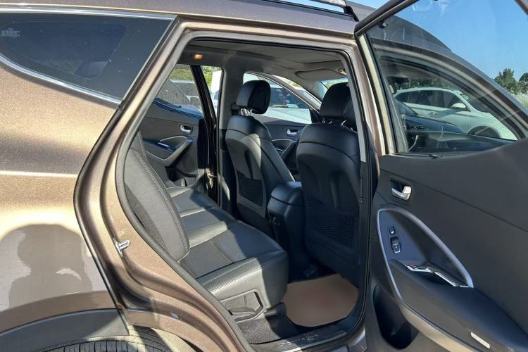 Used Hyundai Santa Fe 2013 Revised Version 2.4L Automatic All-Wheel Drive Luxury Trim Interior 2