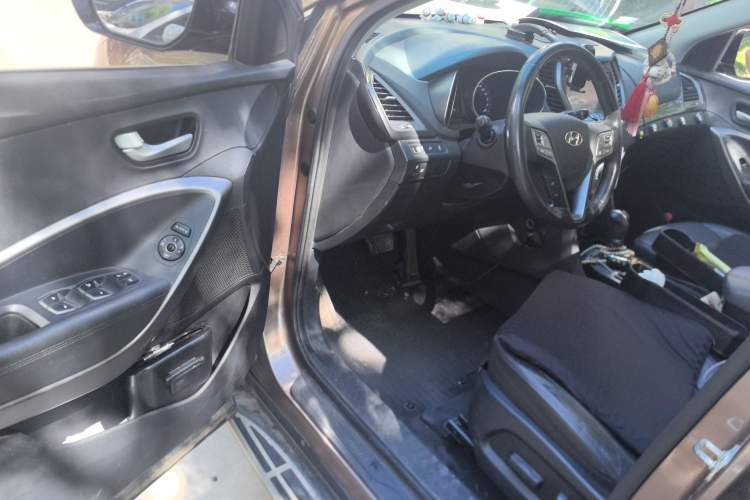 Used Hyundai Santa Fe 2013 2.4L Automatic Two-Wheel Drive Smart Version Interior 3