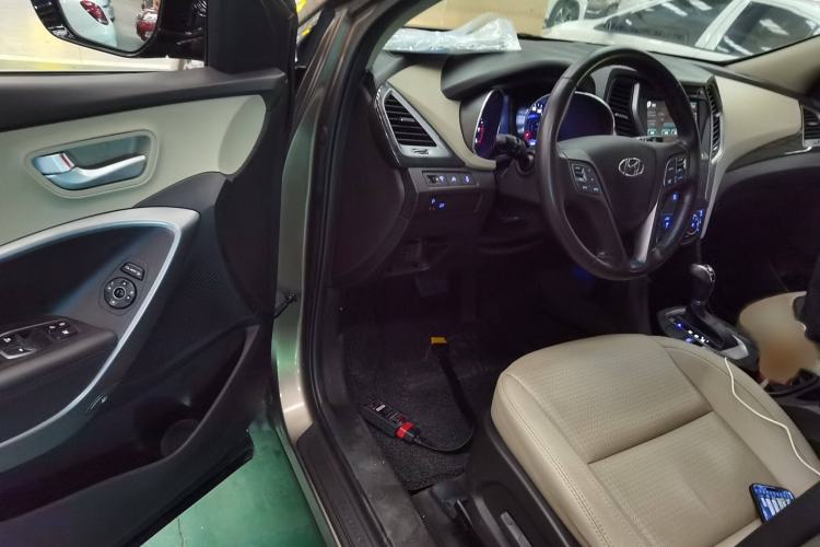 Used Hyundai Santa Fe 2013 2.0T Automatic Two-Wheel Drive Fashion Edition Interior 3