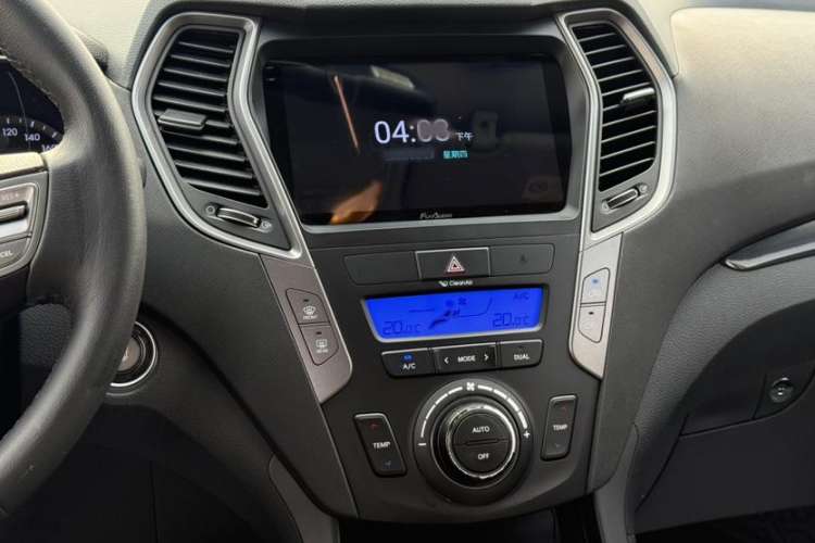 Used Hyundai Santa Fe 2013 2.4L Automatic Two-Wheel Drive Smart Version Interior 3