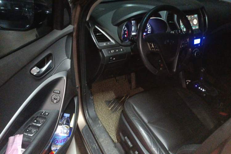 Used Hyundai Santa Fe 2013 2.4L Automatic Two-Wheel Drive Smart Version Interior 3